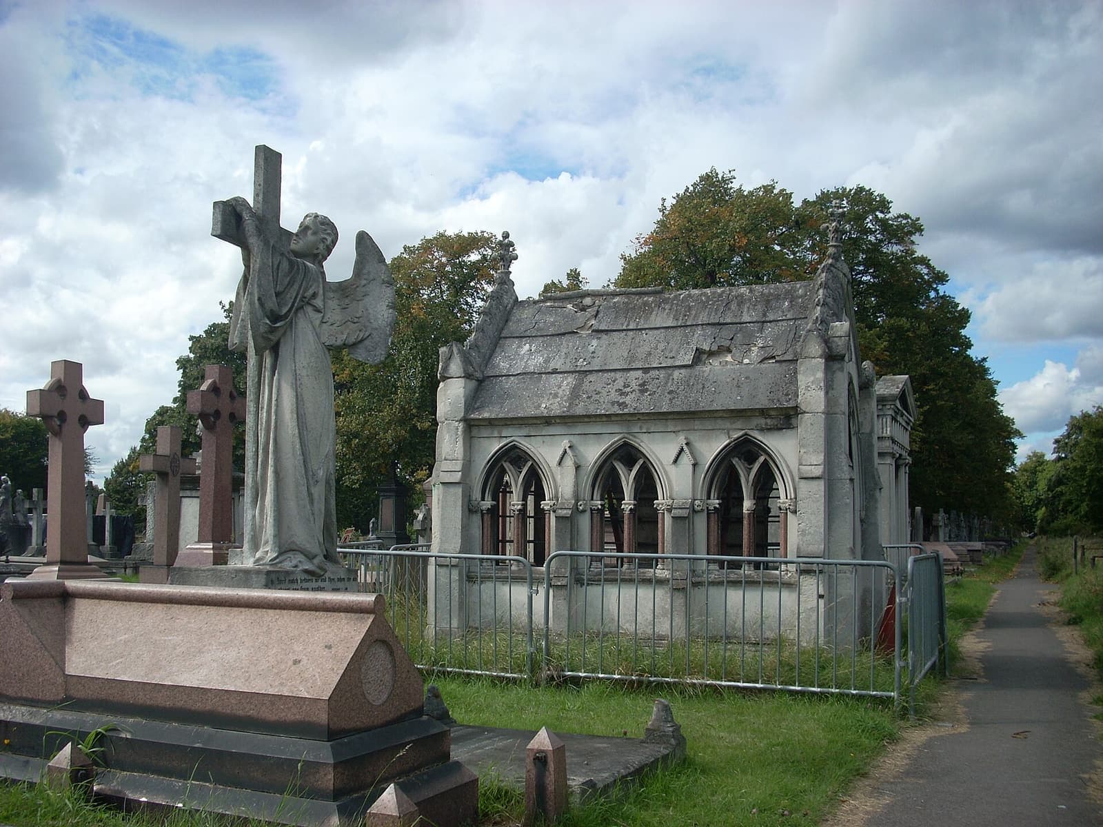 Monuments and a mausoleum in Brompton Cemetery